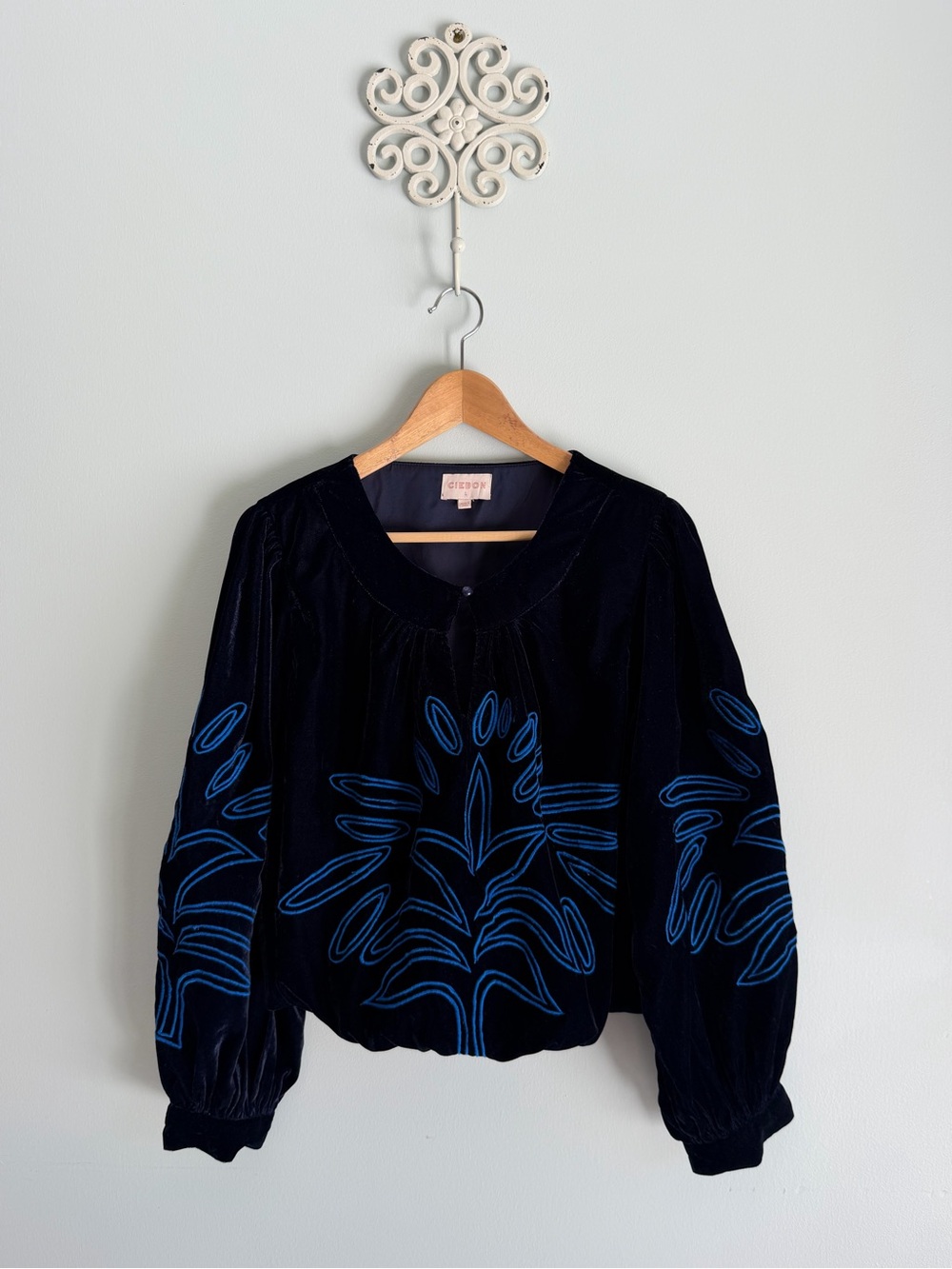 Ciebon Royal Blue Velvet Blouse with Embroidered Palms. Women’s Large